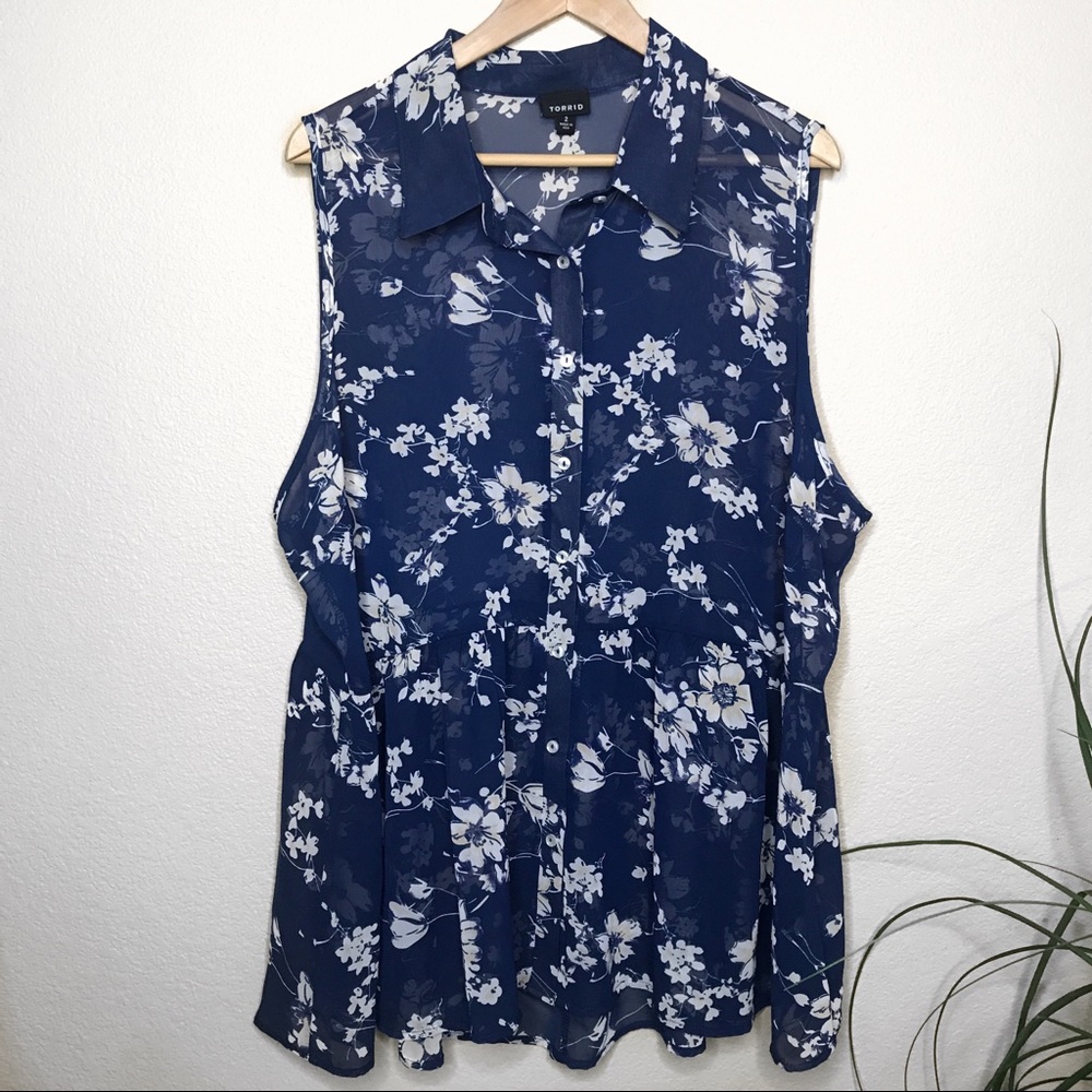 Torrid sleeveless floral button up top H8